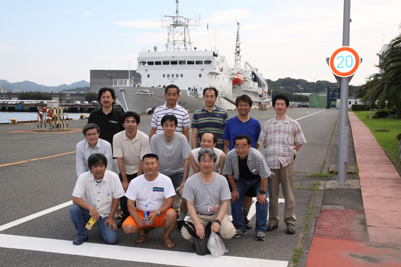深海調査研究船「かいれい」をバックに参加者で記念撮影