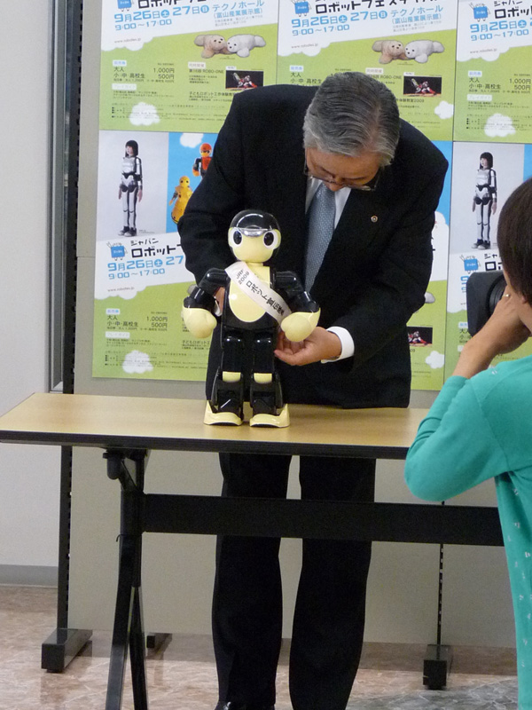【写真20】犬島会長には『ロボット宣伝隊長』のタスキまで掛けていただきました。