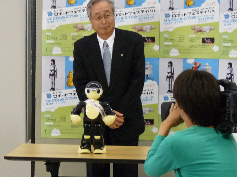 【写真22】最後に犬島会長とMANOI君で記念撮影