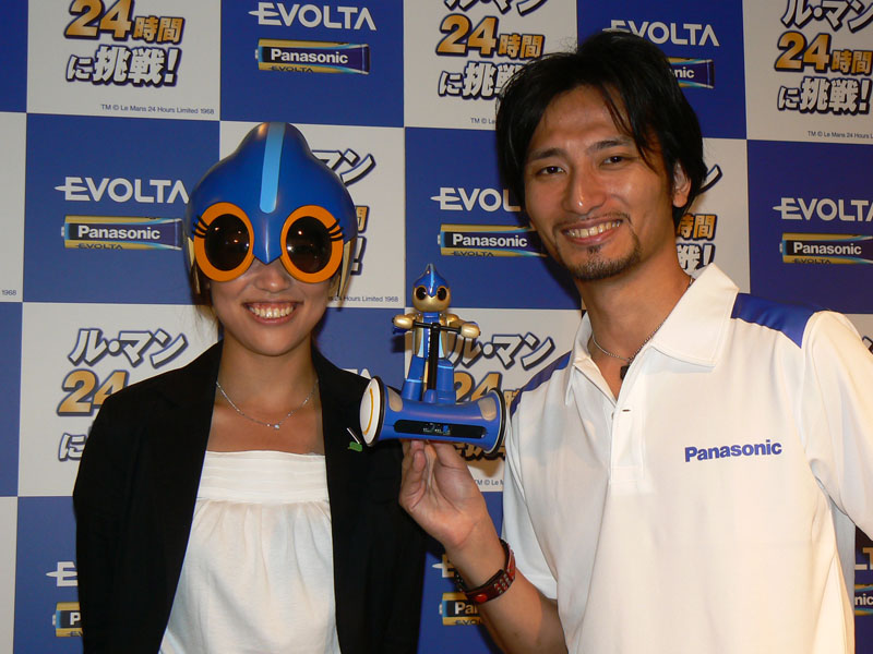 ブログでレポートしている「エボルタさん」と笑顔の高橋智隆氏。