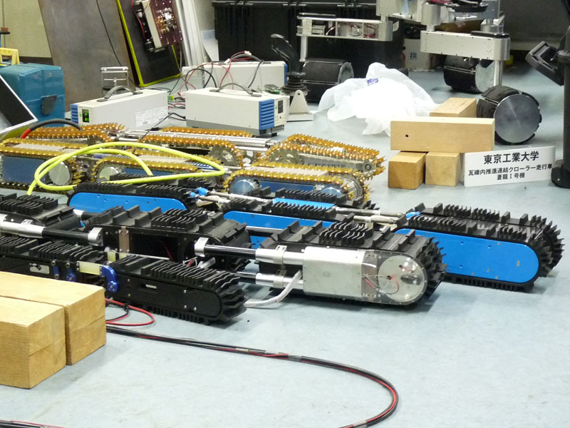 【写真64】瓦礫内推進連結クローラー走行車「蒼龍」の各種バージョン。4号機(青色)は、ヘビ型ロボットの技術を集大成して開発したもの