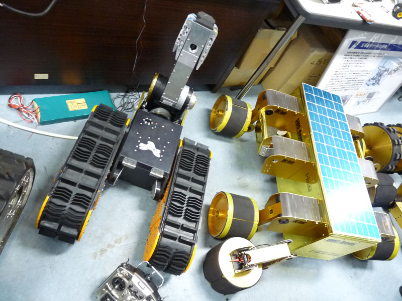 【写真66】強力なアームを装備したクローラーレスキューロボット「HELIOS-VIII」(写真左)と、親機の車輪が分離して子ローバーとして独立駆動できる親子型惑星探査ローバー「SMC-Rover」(写真右)。
