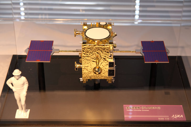 金星探査機PLANET-Cの1/16スケール模型。人の同縮尺模型と比べると大きさがわかる