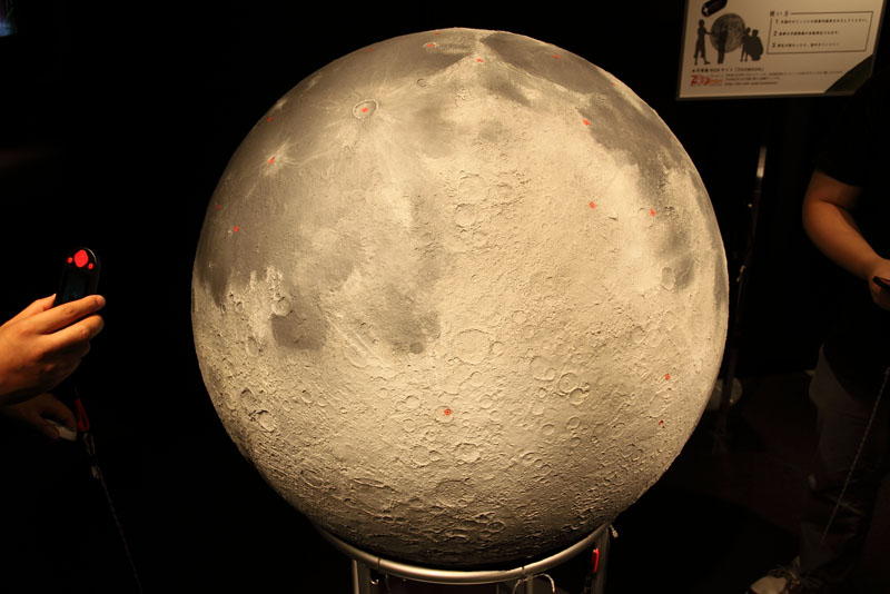 エム・ティ・プランニング製の科学館向け教材「MOONSCOPE」月球儀。ユビキタスシステム搭載