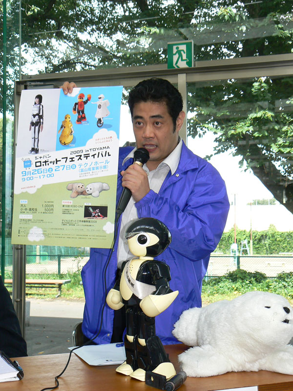 「ジャパンロボットフェスティバル2009 in TOYAMA」をアピールするチューリップテレビ高木一英氏