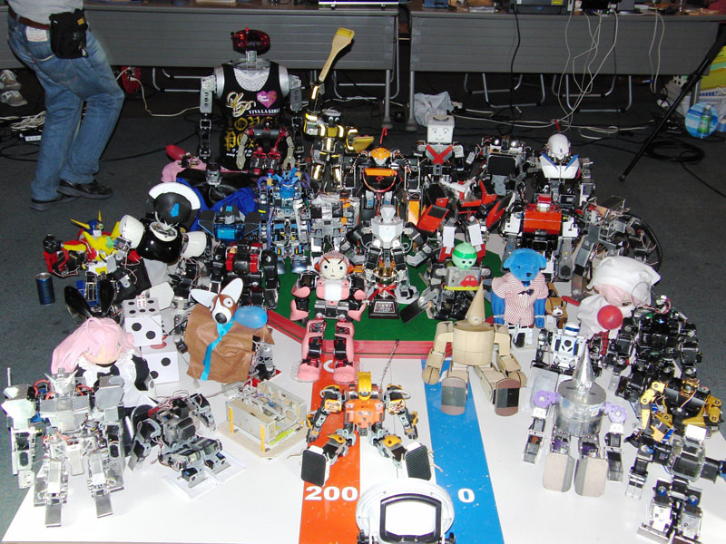 参加ロボット＆お助けロボットが全員集合しての記念写真。夏休みの思い出になりますね