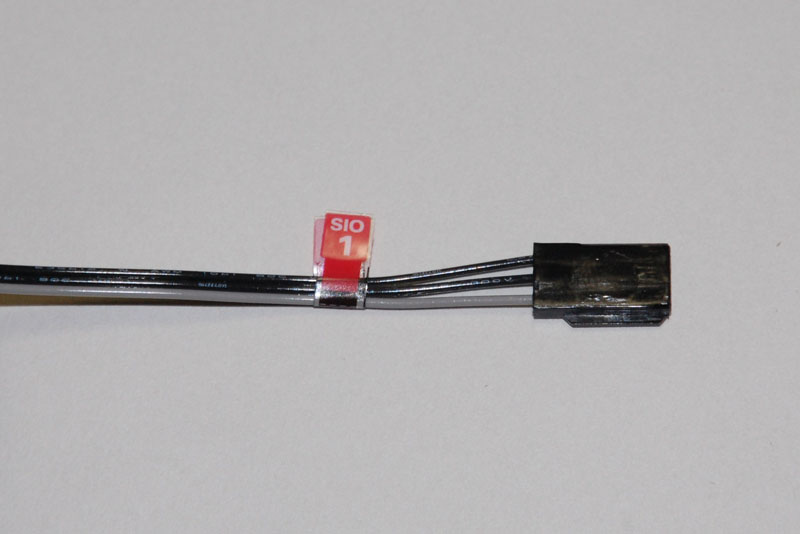 ZH接続ケーブルB100mmに赤色のSIO1のデカールを貼る