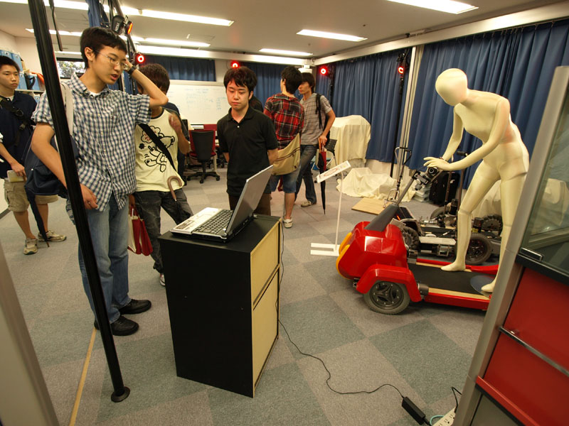 
<CENTER>多くの高校生がロボット研究を見学した</CENTER>