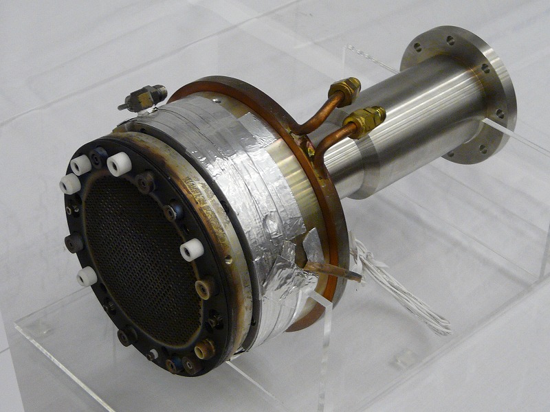 小惑星探査機「はやぶさ」に搭載されたイオンエンジンの原型モデル。実証実験に使用された実物で、キセノンイオンが噴出する左側に焦げたような跡が見られる