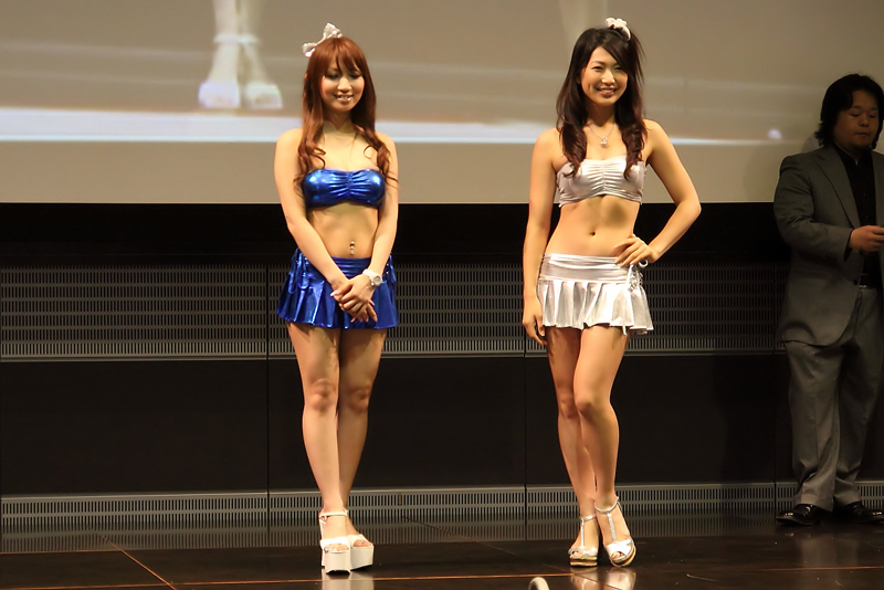 ROBO-ONEエンターテイメントガールズ4名構成で、その内、青山莉奈さん(左)と竹内綾香さんが登場