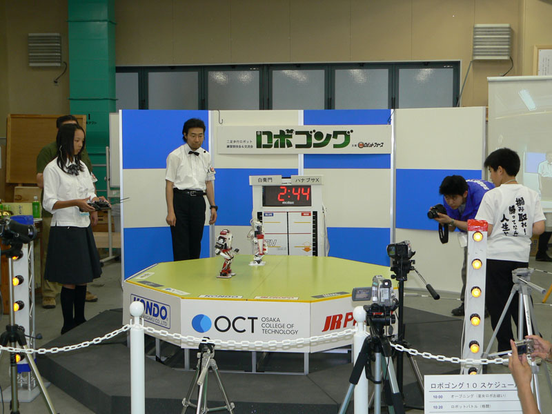 準決勝第1試合は、奈良育英学園情報技術部の対決。白衛門(akemi氏) VS ハナブサX(IT-CLUB 002氏)