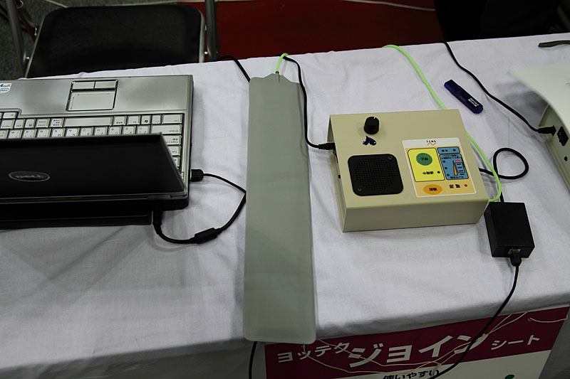 ノートPCの右にあるのがセンサーパッドで、その右の箱形の装置がコントローラ