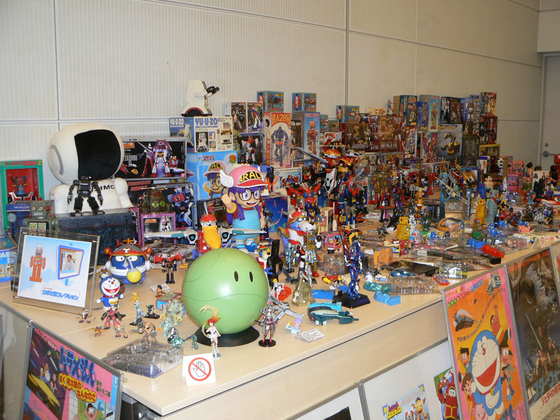 ロボット玩具のコレクションを展示