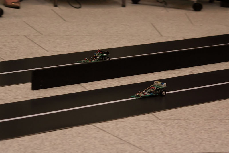 2台で競う様子は、まさにロボット版ドラッグレース
