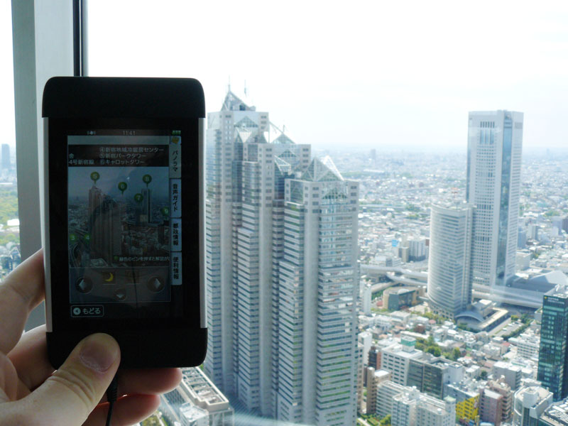 都庁展望室からの景観とコミュニケータ。新宿高層ビルの情報が多量にすぐにわかる