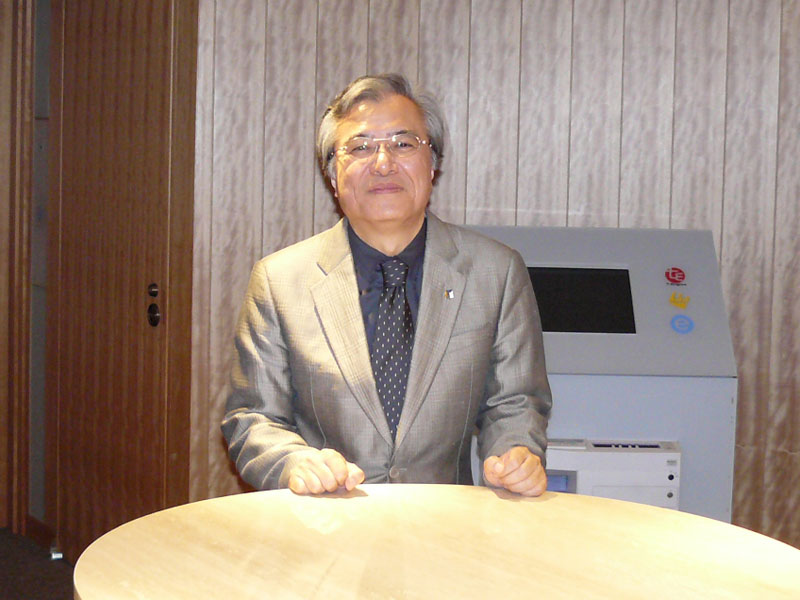 TRONとユビキタス計画を推進する東大教授の坂村健氏。YRPユビキタス・ネットワーキング研究所にて