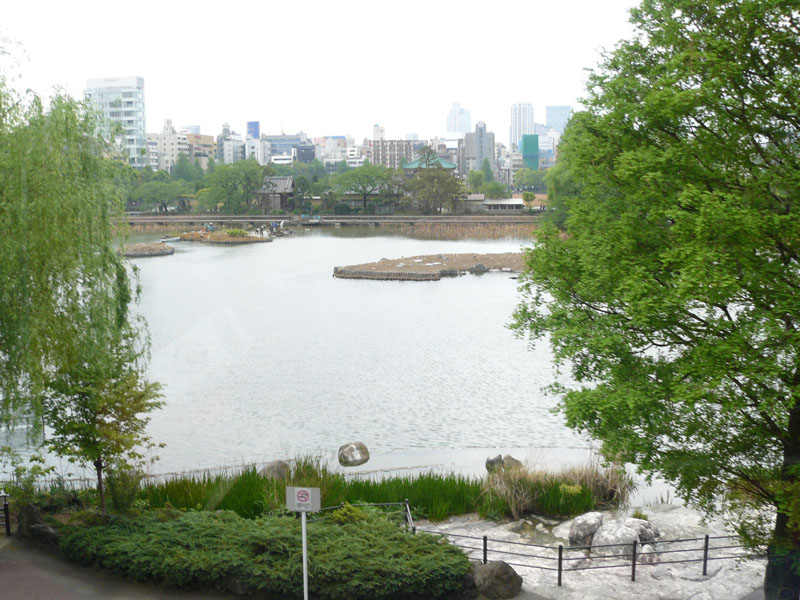 西園は不忍池に面しており、非常に開放感がある。東西両園は徒歩および日本初のモノレールで移動可能