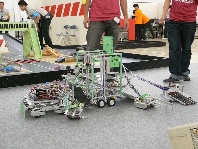 おかQ(岡山大学ロボット研究会)。3台の子機を搭載した「トラクロス」。子機は、ガレキ除去、救助補助、親機までの搬送をそれぞれ担う