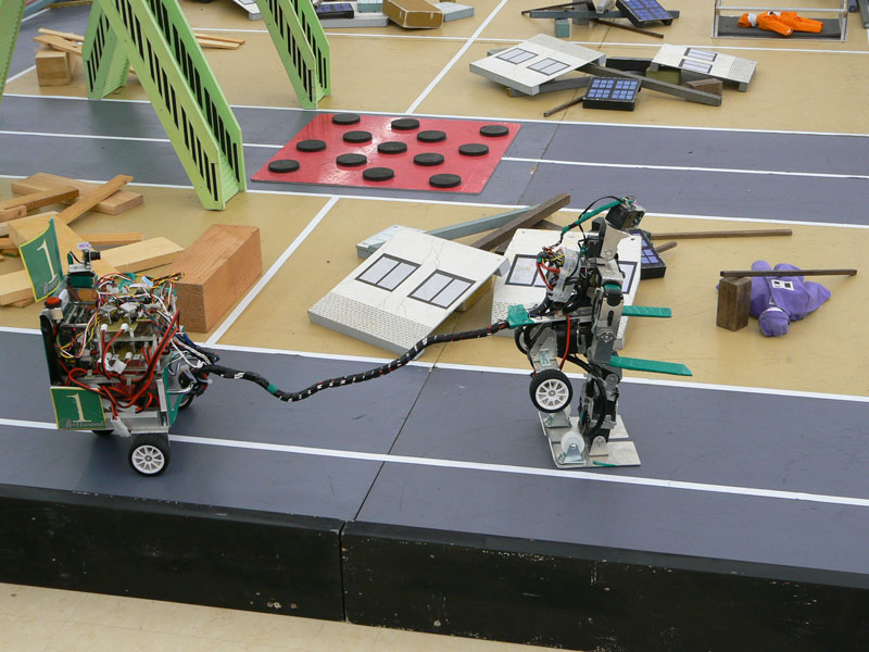 メヒャ!(岡山県立大学ロボット研究サークル)の1号機「ベルワンド」は車輪走行から人型になって救助を行なうというコンセプト