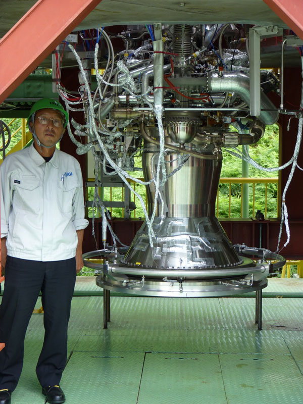 公開されたLNG実機型エンジン。横に立っているのは、JAXAの長尾隆治・宇宙輸送ミッション本部LNGプロジェクトチーム・サブマネージャ