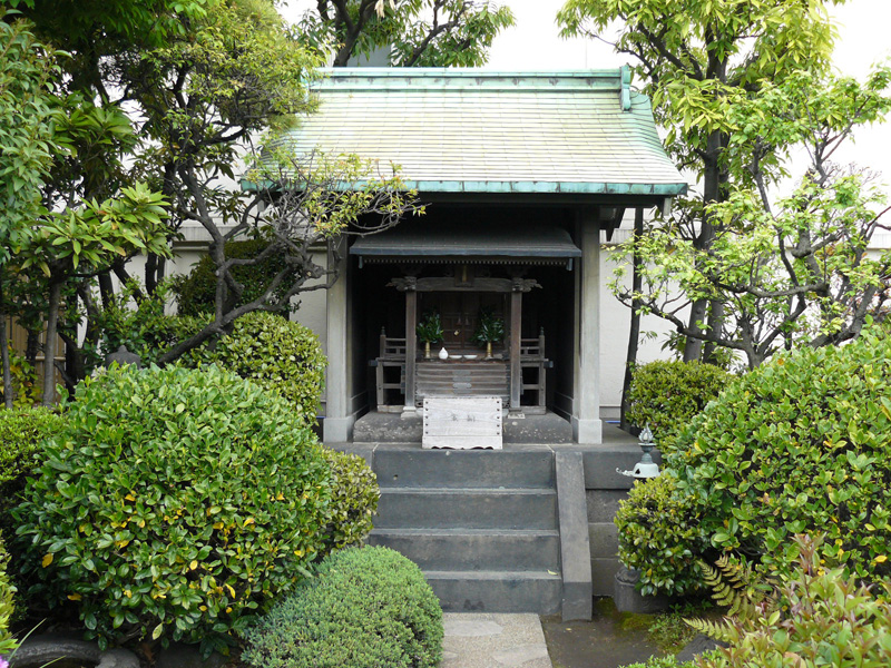 屋上には、伊勢丹の守護神・朝日弁財天も祭られている。1933年の新宿進出時に、市ヶ谷の甘酒屋から移設