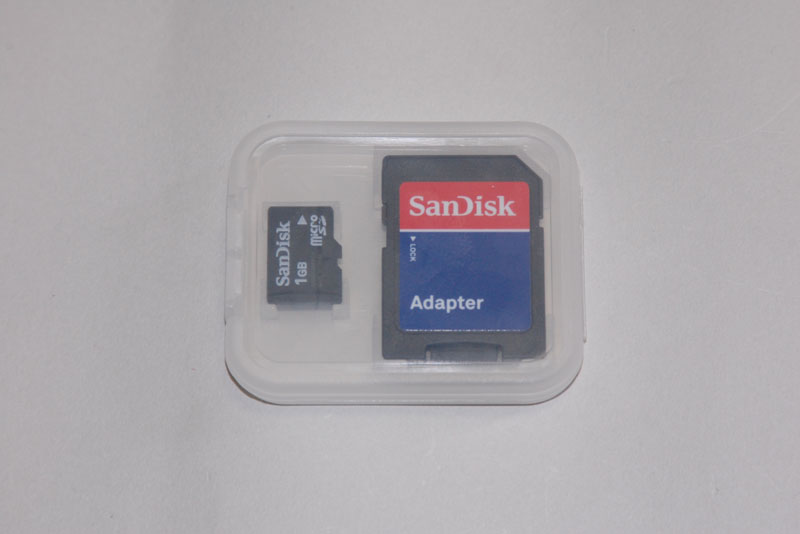 1GBのマイクロSDカードが付属。FAT16対応で、最大2GBまでのマイクロSDカードを利用可能