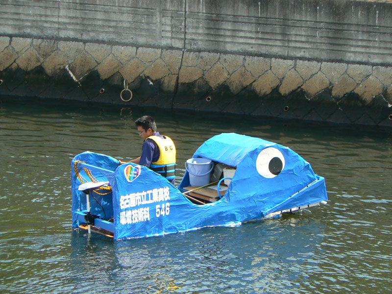 Raging Whale(Love Chemical 名古屋市立工業高校 環境技術科)。炭で水質浄化するクジラ型ロボット