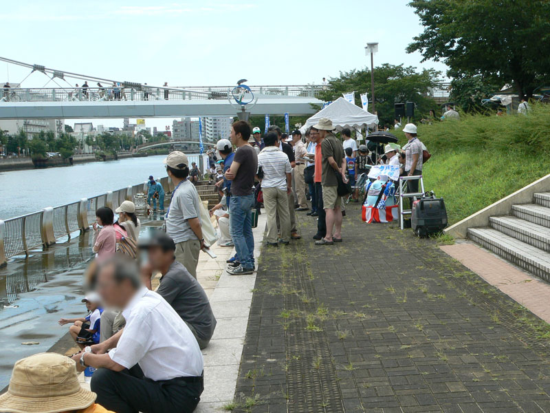 川岸や橋の上で多くの見物人がコンテストを楽しんでいた