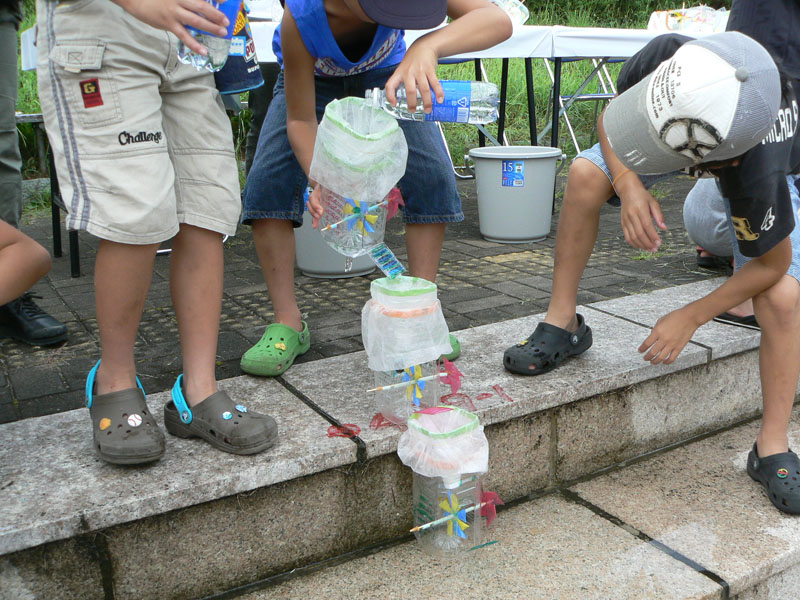 エコロボット教室で子ども達が製作した浄化装置。友達のとつなげてどんどん水がキレイになる