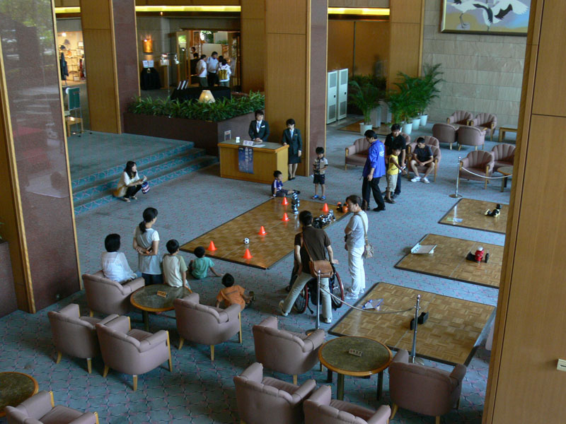 ホテルの入り口を入ってすぐのロビーにはMANOI企画によるロボット体験コーナーが設けられていた。無料体験にはのべ2日で100名を超える参加があったという