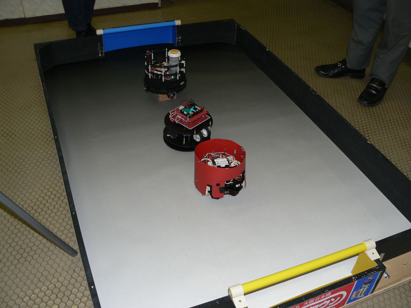 サッカーチャレンジのフィールド。大阪ノードのメンバーがデモ用にロボットを持参した