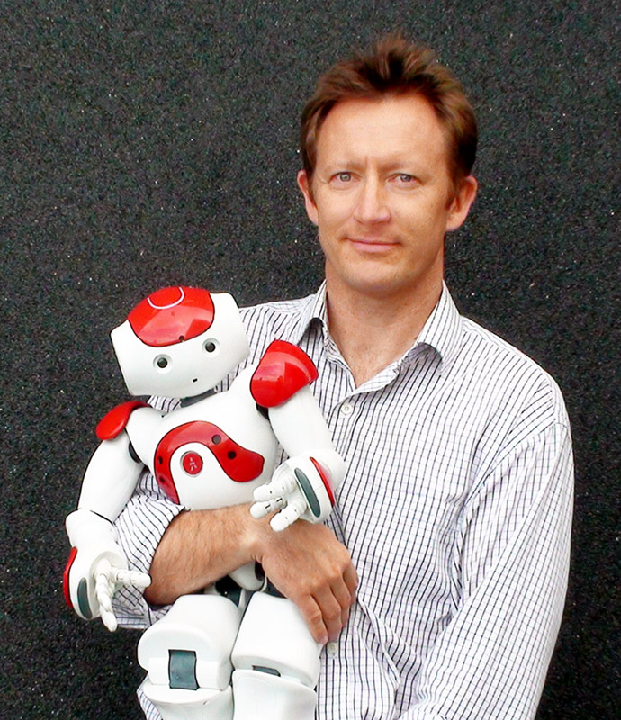 アルデバラン社のジェラン氏と同社の二足歩行ロボット「Nao」