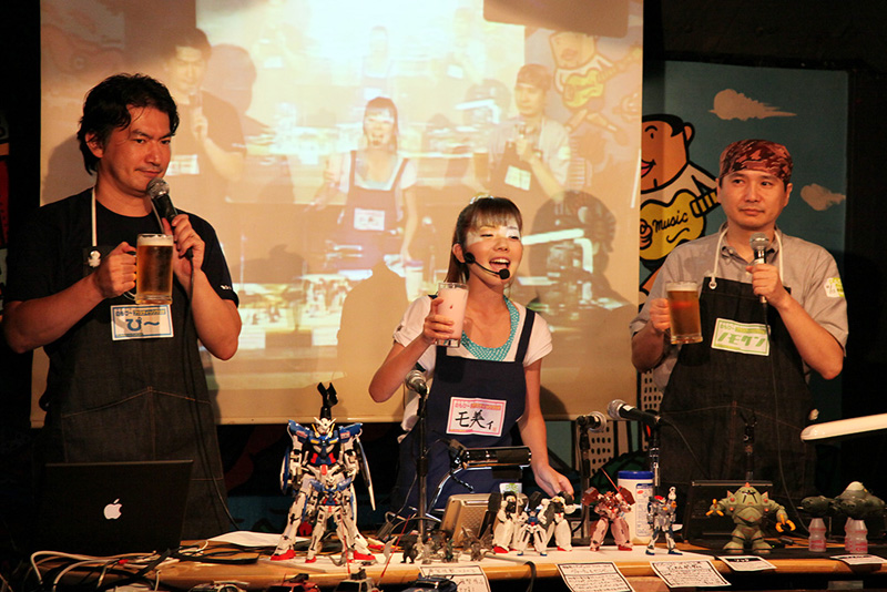 能登さんの「乾杯!」の合図と共にイベントが始まった。たかみ氏と野本氏は恒例のビール