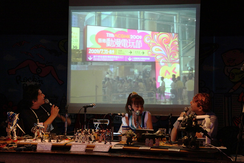 「香港動漫電玩節2009」の写真が次々とスクリーンに投影された。現地では香港の新聞社に取材されたそうだ
