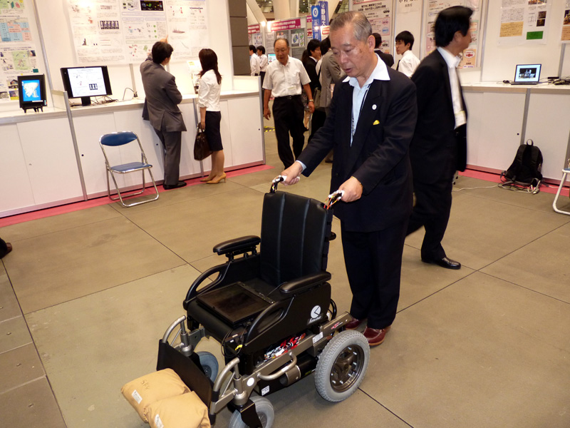 歩行支援機能を持った電動車椅子「日常支援型知的電動車椅子ロボット」