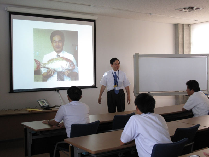 山本郁夫教授は魚型ロボットの研究でも知られている