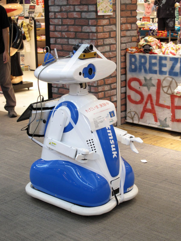 店の前を通過するPRロボット
