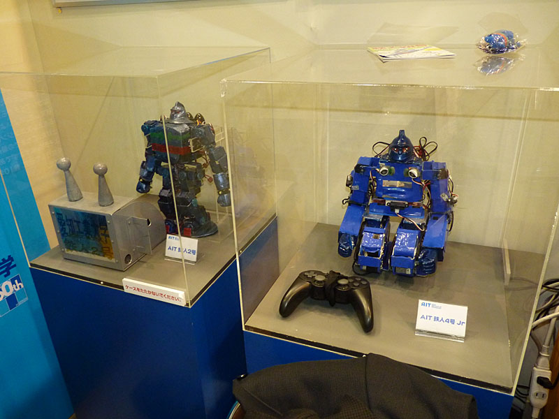 これまで開発されてきた鉄人ロボットが展示