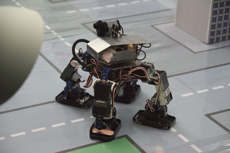 九州Aのクボさんの四足歩行ロボット。実はボディは金属なのでレーザーを反射(跳弾)する