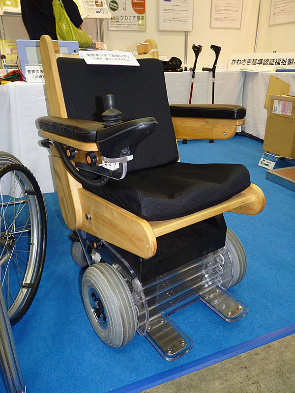 「吉田いす」の一つ。他の椅子よりも小型で、駆動部と椅子が分離できるので他の椅子に載せ変えられる