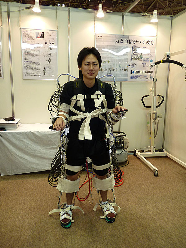 神奈川工科大学「ウェアラブルパワーアシストスーツ」。肘・腰・股・膝関節をアシスト