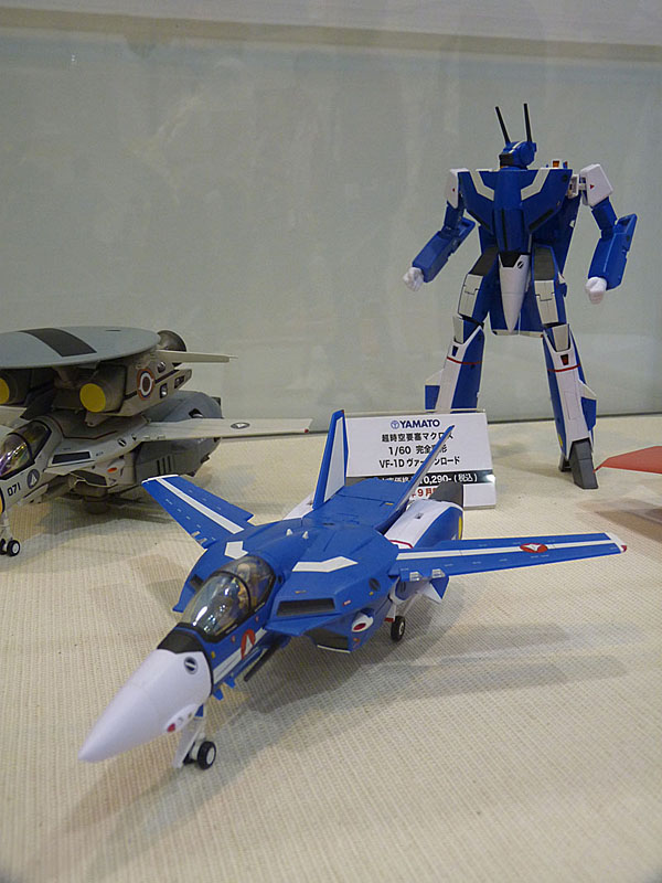 「マクロス」に登場する変形戦闘機「バルキリー」1/60モデル。やまとの展示から