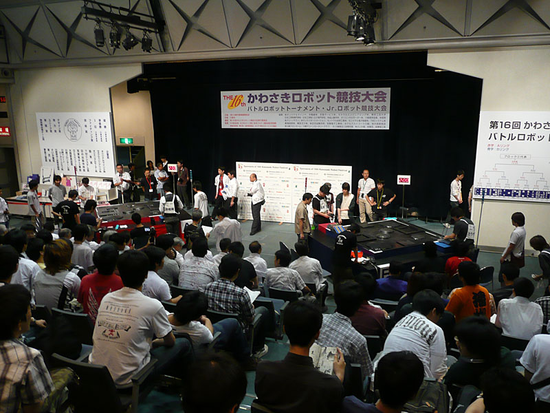 【写真1】川崎市産業振興会館で開催された「第16回かわさきロボット競技大会」。ロボット異種格闘技戦の登竜門として知られている大会だ
