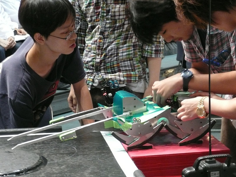【写真3】ロボットは、移動用の脚構造と、相手を攻撃する腕構造を装備。写真は東京電機大学自動制御研究部の「愚零賭覇死喪斗轟」。角のようなロッドを持つ。敢闘賞を受賞