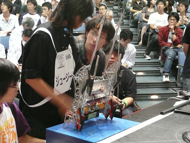 【写真20】神奈川工科大学ロボット工学研究部の「ジュージー・L」。長い2対のロッドアームとスライダーリンク機構による脚まわりが特徴。「ホテルスカイコート川崎賞」を受賞