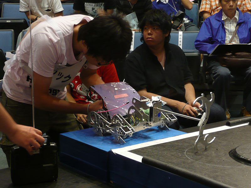【写真21】神奈川工科大学ロボット工学研究部の「ロストラック」。長く突き出した横回転アームが目を引く機体だった。敢闘賞を受賞