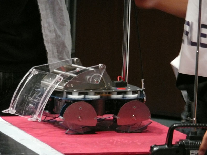 【写真24】立命館大学ロボット技術研究会の「鰄AERLEX」。この鰄は、独自メカニズムを備えており、過去3回ほど技術賞を取ったことがあるマシンだ。今年はユニーク賞を受賞