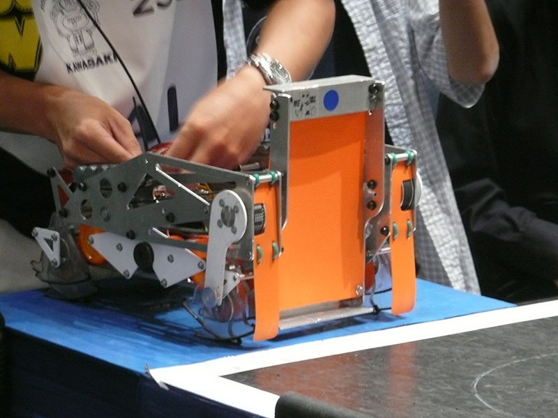【写真25】立命館大学ロボット技術研究会の「惺AL」。強力な回転シールドを装備したマシン。敢闘賞を受賞