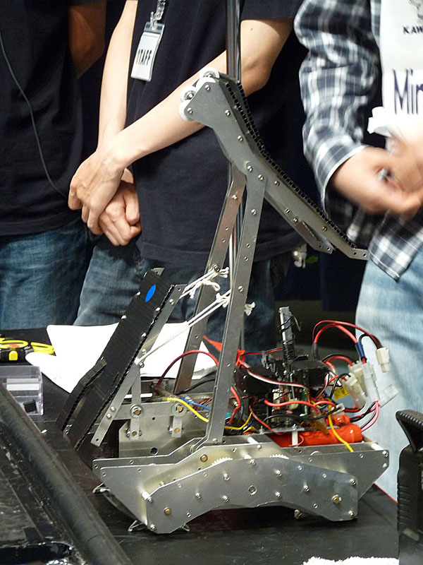 【写真45】東京農工大学ロボット研究会R.U.Rの「MineSweeper」。合計3つのアームがあり、両サイドのメインアーム2つが長く、中央のサブアームが短くなっている