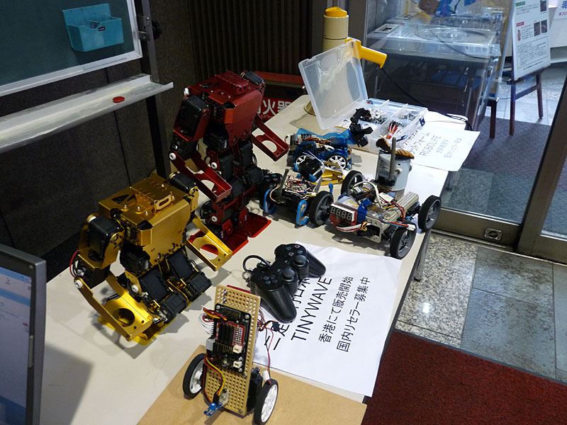 【写真53】ROBO-ONE GPで有名な杉浦機械設計事務所のブース。2足歩行ロボットや2輪倒立振子、ペットロボットなどのデモや、各種ロボットキットの展示を行なっていた